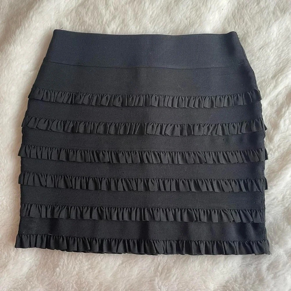 Black stretch bandage  mini skirt‎ with ruffles - Picture 2 of 5